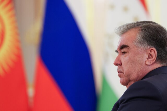 “Ya, kami adalah negara kecil.  Tapi kita punya sejarah, budaya.  Kami ingin dihormati.”  Presiden Tajik Emomali Rahmon mendesak Putin untuk tidak memperlakukan negara-negara Asia Tengah seperti kebiasaan di bawah Uni Soviet