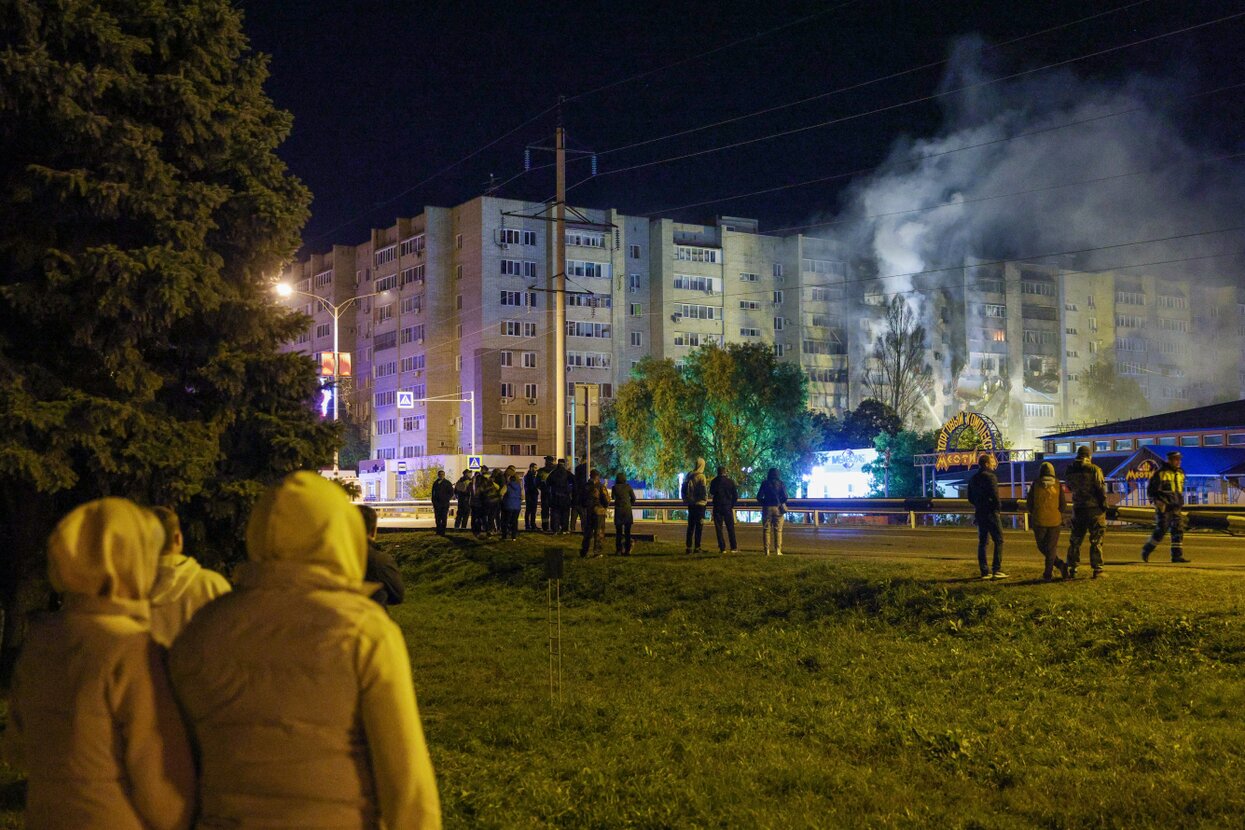 В Ейске военный самолет упал в жилом квартале, задев многоэтажку. 15  человек погибли, 28 пострадали Что известно на следующий день после  катастрофы — Meduza