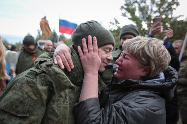 Mantan tawanan perang dari Republik Rakyat Donetsk yang dicaplok bertemu dengan keluarga mereka.  Penghapusan orang dari Kherson berlanjut.  Dua ratus empat puluh hari perang.  Foto