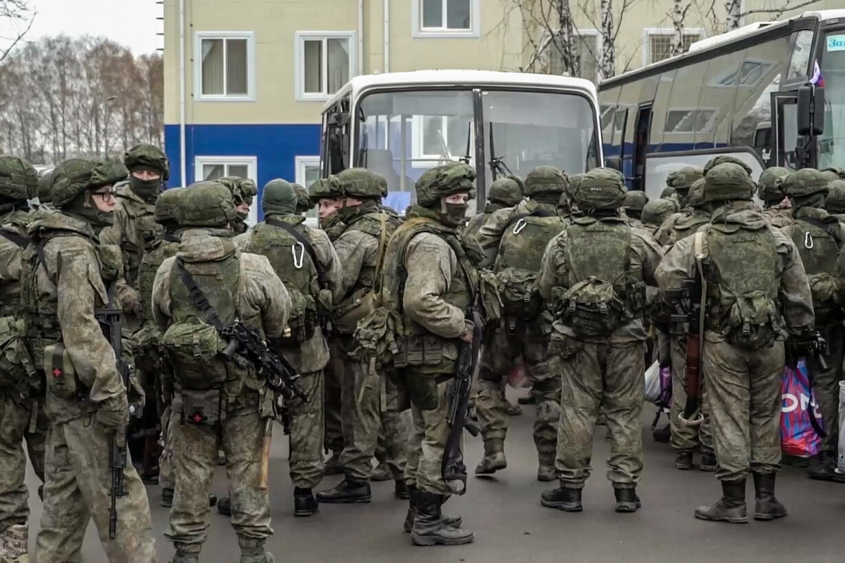 Мобилизованного жителя Петербурга, добивавшегося перевода на альтернативную  службу, оставили в армии, но отправили в тыловую часть — Meduza