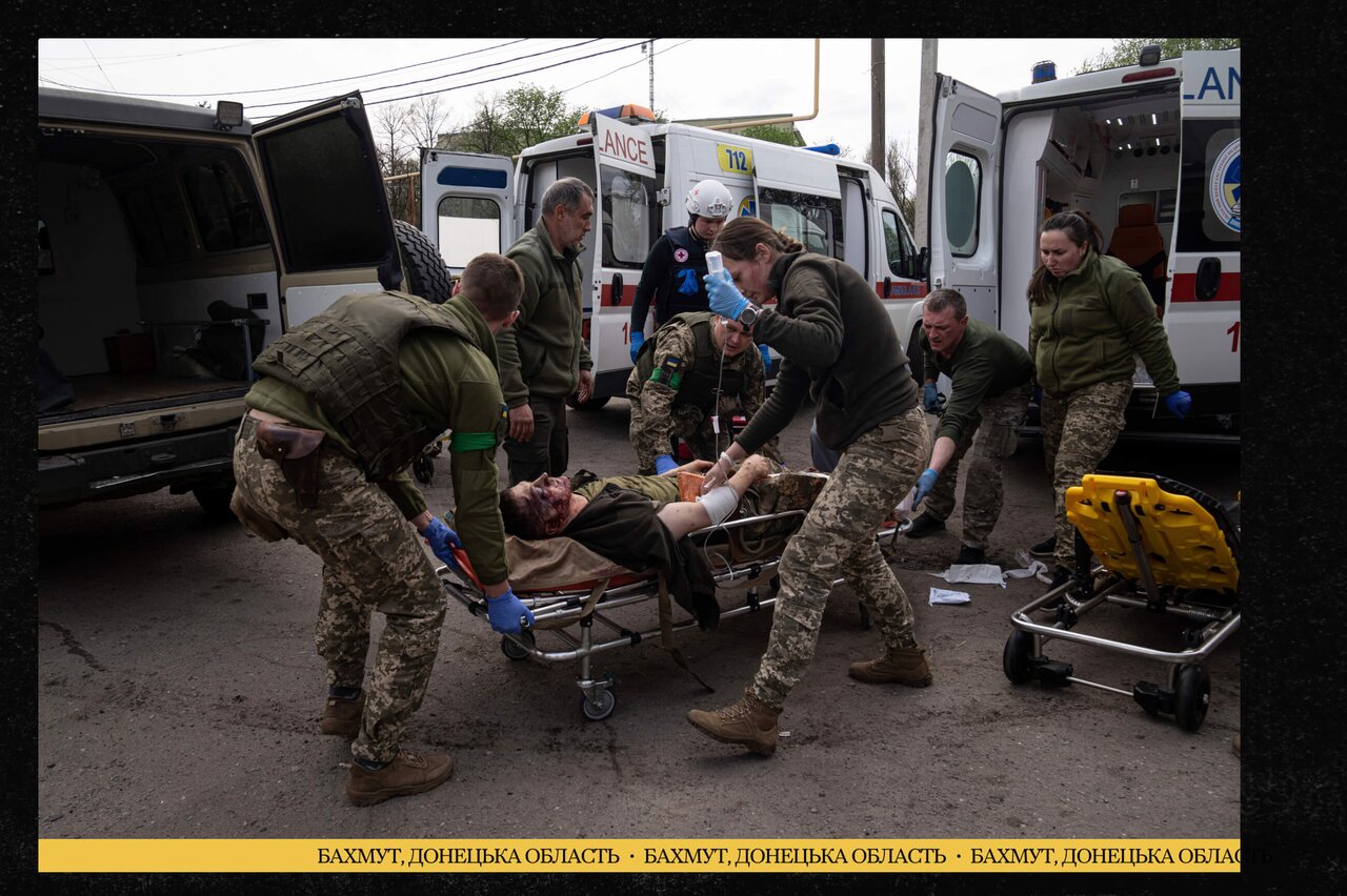 На мамином диване большой военный