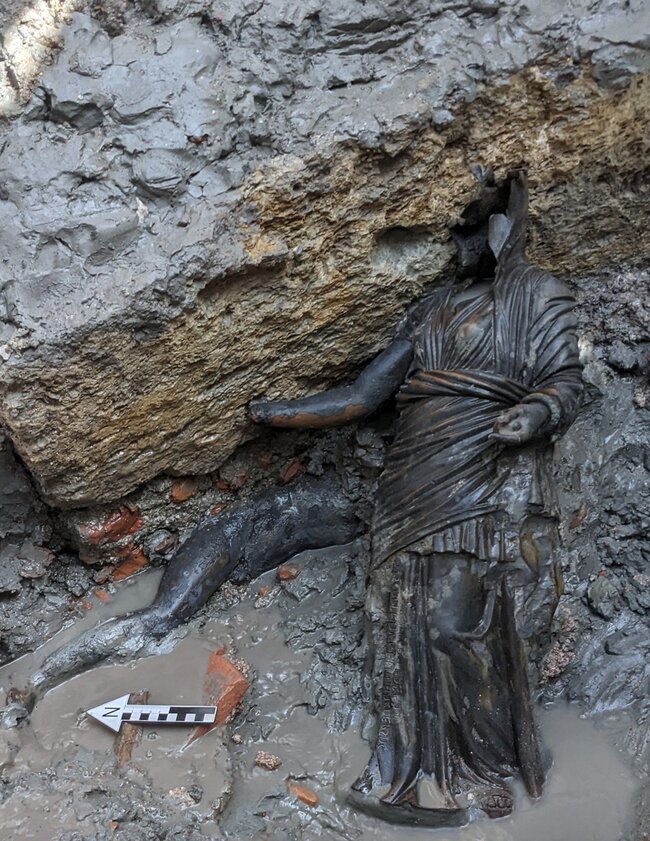 Lebih dari 20 patung perunggu yang diawetkan dengan sempurna telah ditemukan di Italia.  Mereka berbaring selama dua ribu tahun di kolam suci – di lumpur dan air panas.