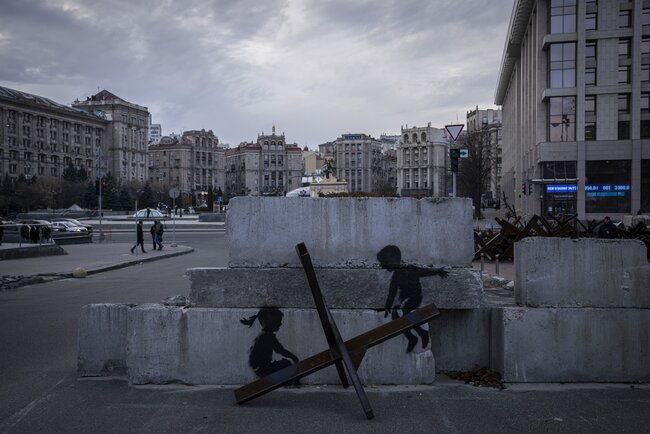 Tujuh grafiti Banksy di Ukraina.  Foto.  Semua orang bertanya-tanya apakah itu Banksy atau bukan.  Artis telah mengkonfirmasi kepengarangannya