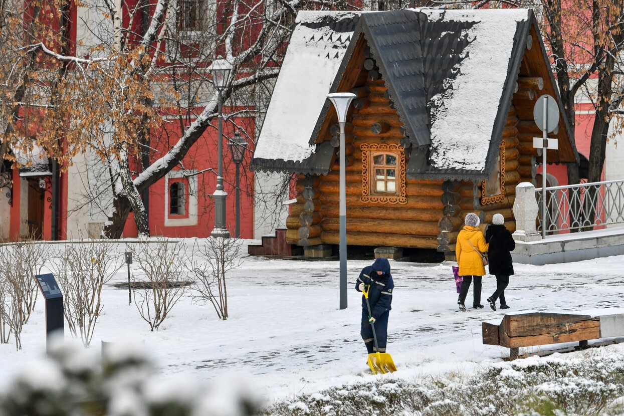 В Москве транспортный коллапс из-за ледяного дождя. На дорогах пробки,  задерживаются поезда и самолеты — Meduza