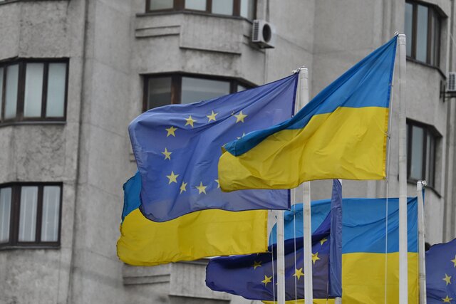 Penduduk UE ditanya apakah dukungan untuk Ukraina harus dibatasi karena konsekuensi ekonomi dari perang.  39% mendukung pembatasan seperti itu, 40% menentang