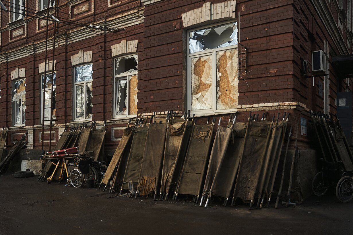 За Бахмут продолжают идти ожесточенные бои. Зеленский заявил, что Россия  превратила город в руины. Вот как он выглядит Двести девяностый день войны.  Фотографии — Meduza