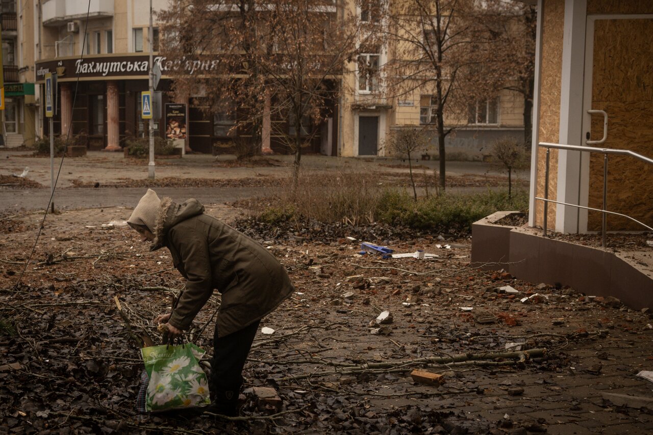 Волонтеры собирают хлеб для жителей Бахмута. В Донбассе эксгумируют тела  бойцов ВСУ. В Краматорске под обстрел попал университет Двести девяносто  третий день войны. Фотографии — Meduza