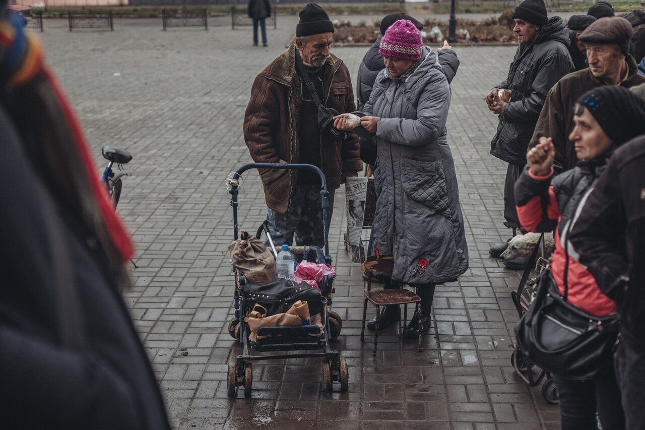 Волонтеры собирают хлеб для жителей Бахмута. В Донбассе эксгумируют тела  бойцов ВСУ. В Краматорске под обстрел попал университет Двести девяносто  третий день войны. Фотографии — Meduza