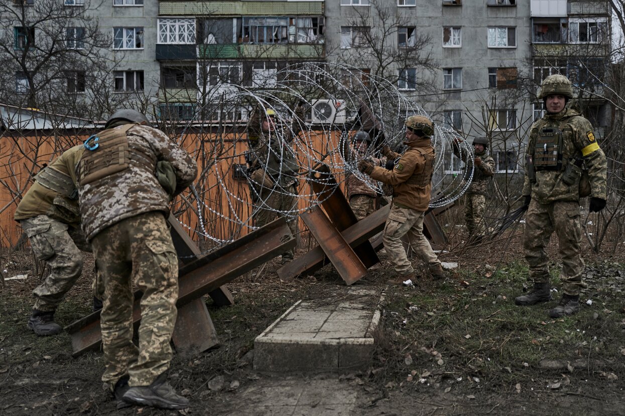 ВСУ держат оборону Бахмута. Украинские военные врачи спасают жизни раненых  бойцов Триста первый день войны. Фотографии — Meduza