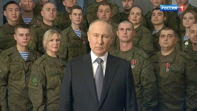 Putin – dikelilingi oleh militer – menyampaikan pidato Tahun Baru terpanjang yang pernah berkuasa.  Dia menuduh Barat berbohong dan menggunakan Ukraina untuk memecah belah Rusia.  Ini ringkasannya
