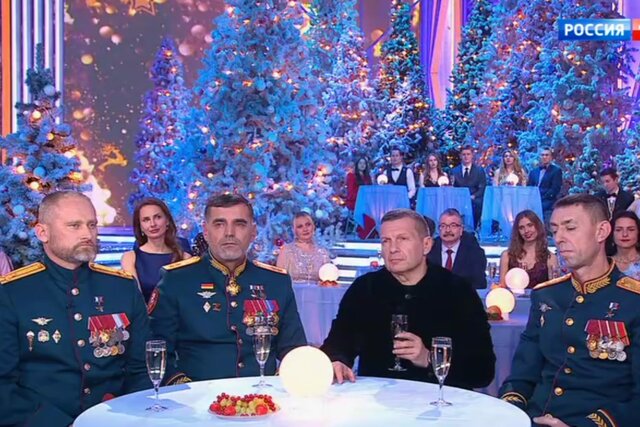 “Rusia 1”, meskipun perang, menunjukkan “Cahaya Biru” – dengan partisipasi militer.  Dalam program: selamat dari “koresponden militer”, lagu-lagu Gazmanov dan “lelucon” Petrosyan tentang kurangnya panas di Ukraina