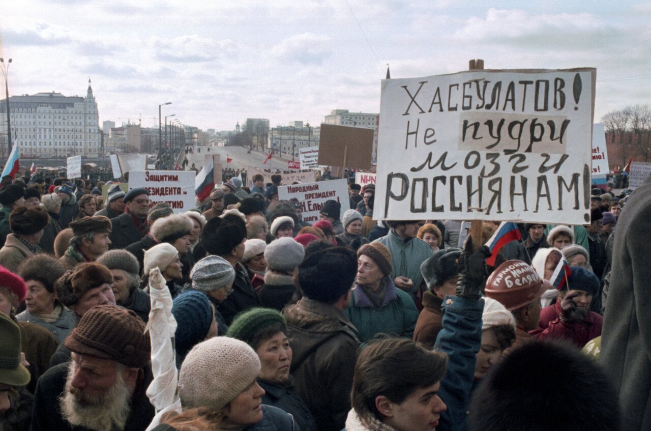 Умер Руслан Хасбулатов. В начале девяностых он боролся с Ельциным, а в  конце жизни поддерживал Кадырова «Медуза» рассказывает его историю — Meduza