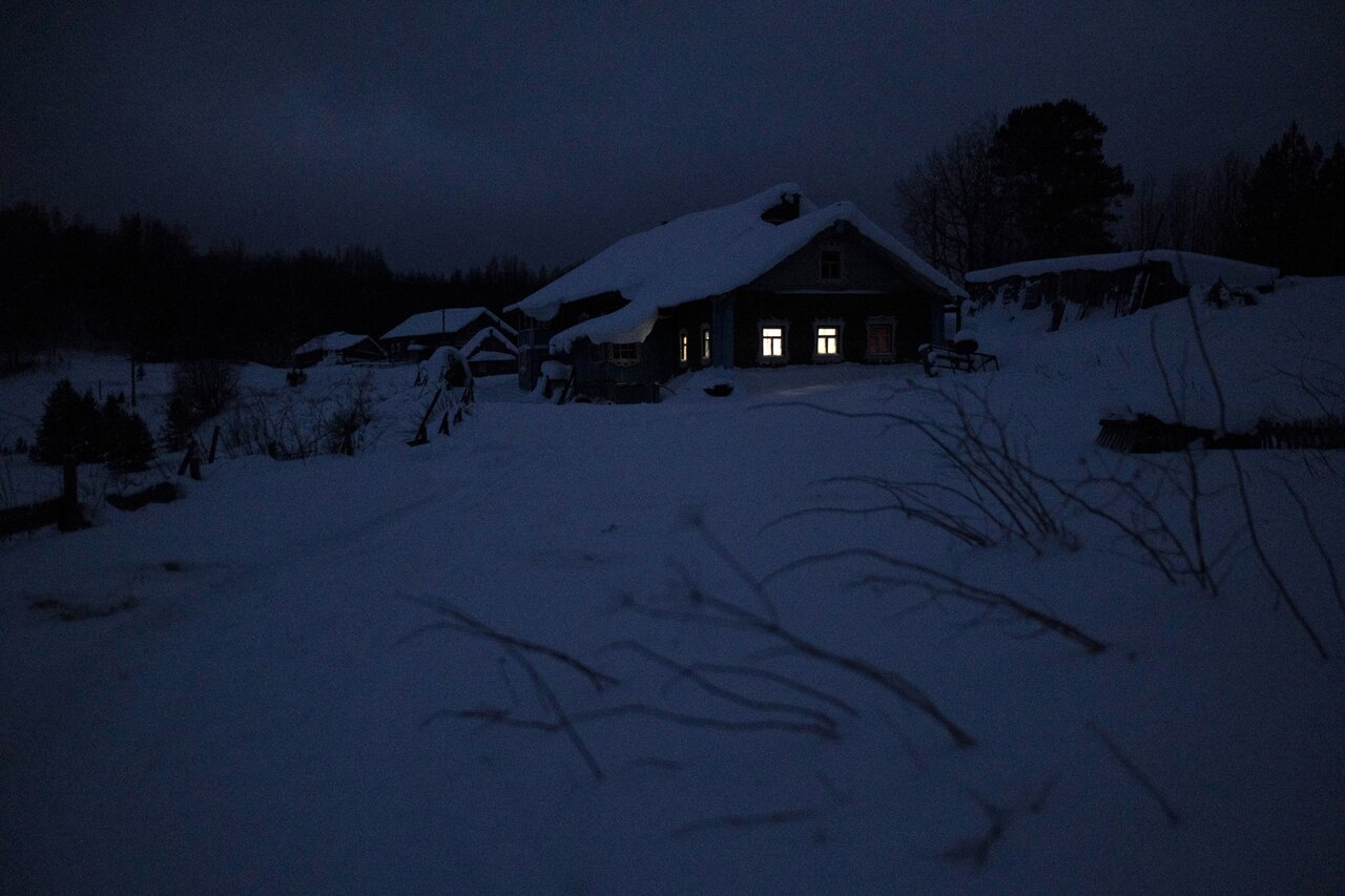 Вы, городские, волков, медведей боитесь. Но самый страшный зверь — это  человек» Как живут люди в заброшенных деревнях Русского Севера — и что в их  жизни поменяла война. Фотопроект «Медузы» — Meduza