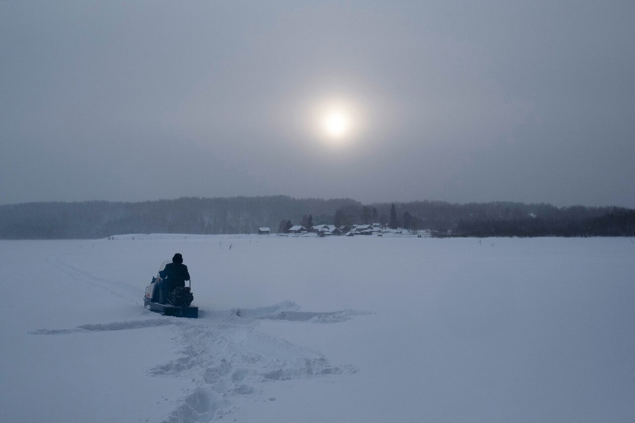 Вы, городские, волков, медведей боитесь. Но самый страшный зверь — это  человек» Как живут люди в заброшенных деревнях Русского Севера — и что в их  жизни поменяла война. Фотопроект «Медузы» — Meduza