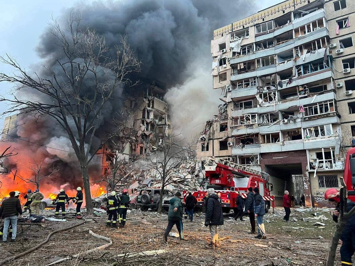 Обстрел Днепра. Уничтожен целый подъезд жилого дома. Фотография — Meduza