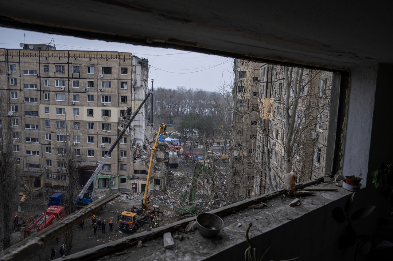 При ракетном ударе по жилому дому в Днепре погибли сорок человек. Там  появился стихийный мемориал и пункты гуманитарной помощи Триста двадцать  седьмой день войны. Фотографии — Meduza