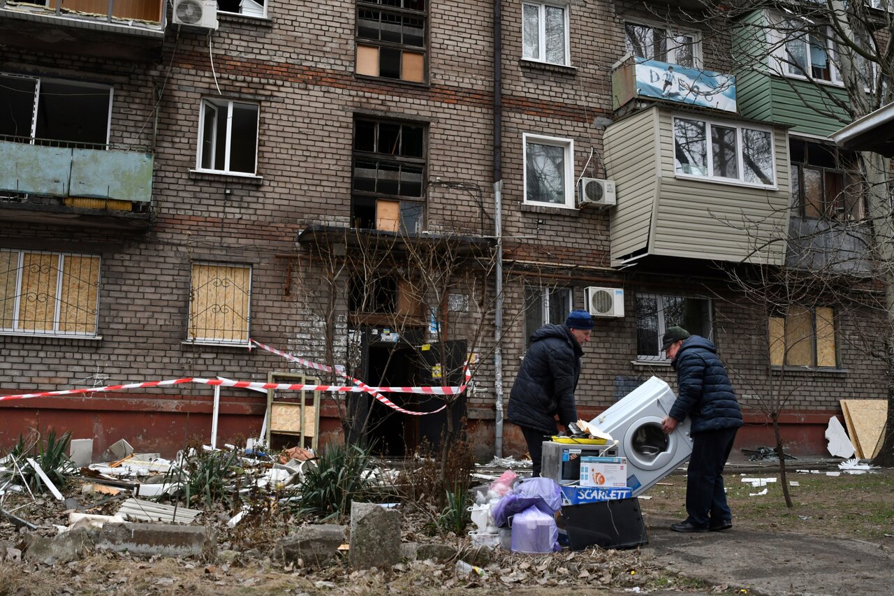 При ракетном ударе по жилому дому в Днепре погибли сорок человек. Там  появился стихийный мемориал и пункты гуманитарной помощи Триста двадцать  седьмой день войны. Фотографии — Meduza