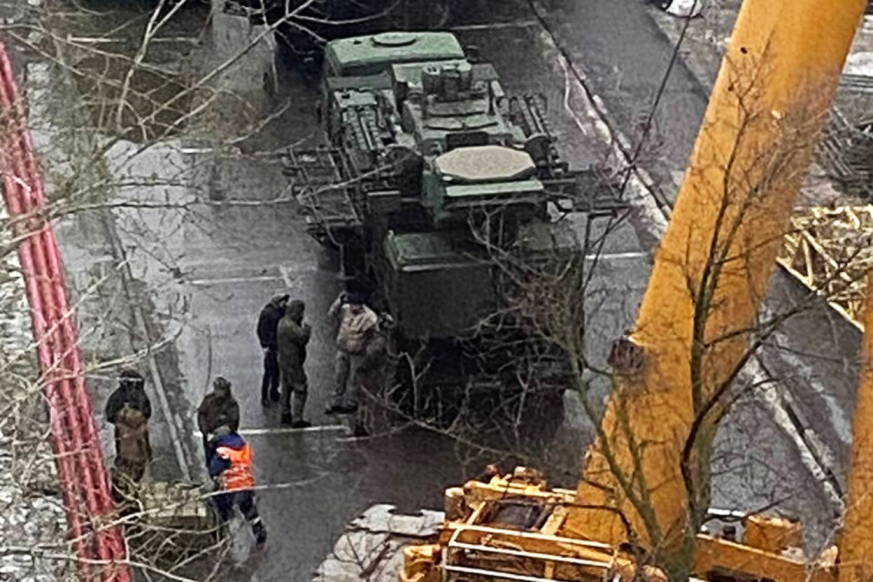 На крышах домов в центре Москвы заметили системы ПВО. На вопрос, что это  такое, в Кремле не ответили В Госдуме заявили, что это «фейк». Минобороны  ничего не комментирует — Meduza