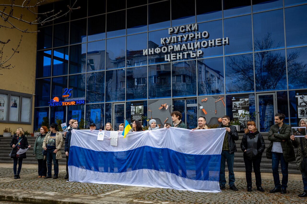 Навальному — свободу, Путина — в Гаагу В разных городах мира проходят  митинги в поддержку Алексея Навального и других российских политзаключенных  — Meduza