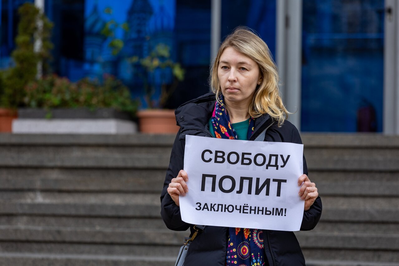 Навальному — свободу, Путина — в Гаагу В разных городах мира проходят  митинги в поддержку Алексея Навального и других российских политзаключенных  — Meduza