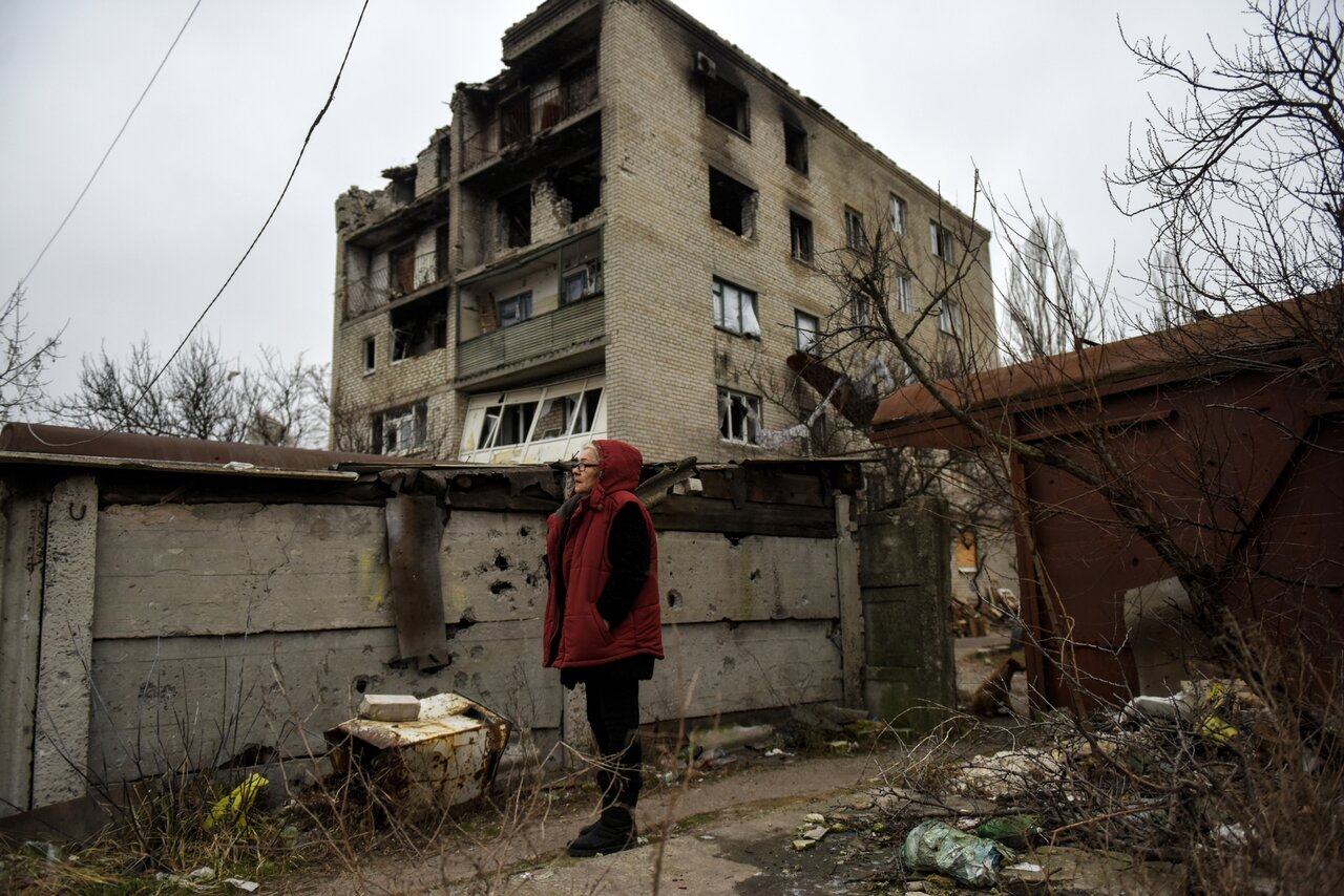 В Днепре провели панихиду по погибшим при обстреле жилого дома.  Богослужение состоялось прямо во дворе Триста тридцать третий день войны.  Фотографии — Meduza