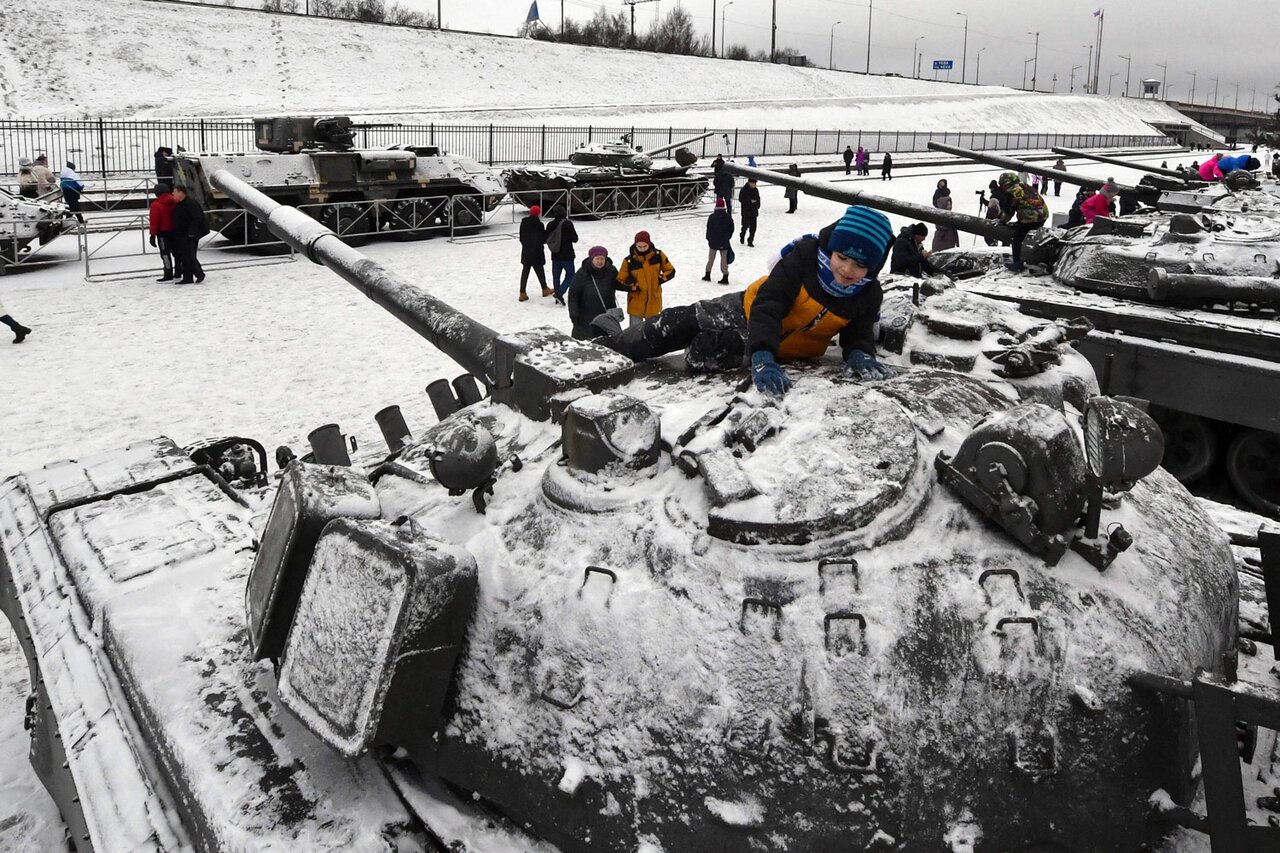 В музее, посвященном прорыву блокады Ленинграда, установили трофейные  украинские танки. Это часть выставки, организованной Советом Федерации —  Meduza