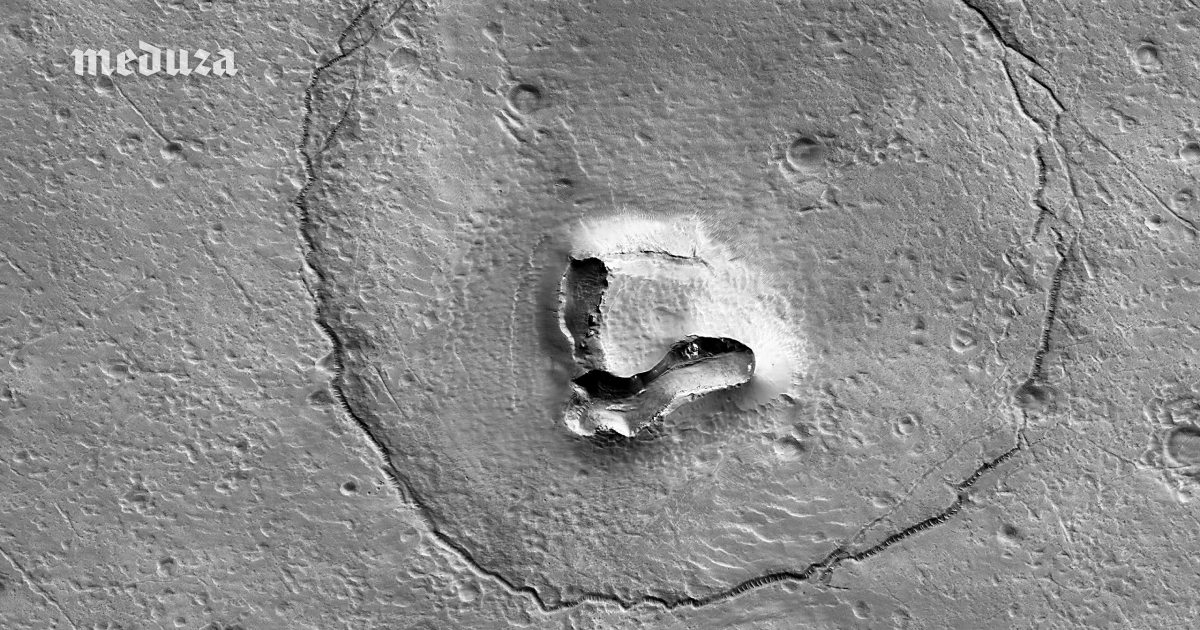 На поверхности Марса сфотографировали холм, два кратера и трещину. Казалось бы, что в этом необычного? Смотрите сами - Meduza