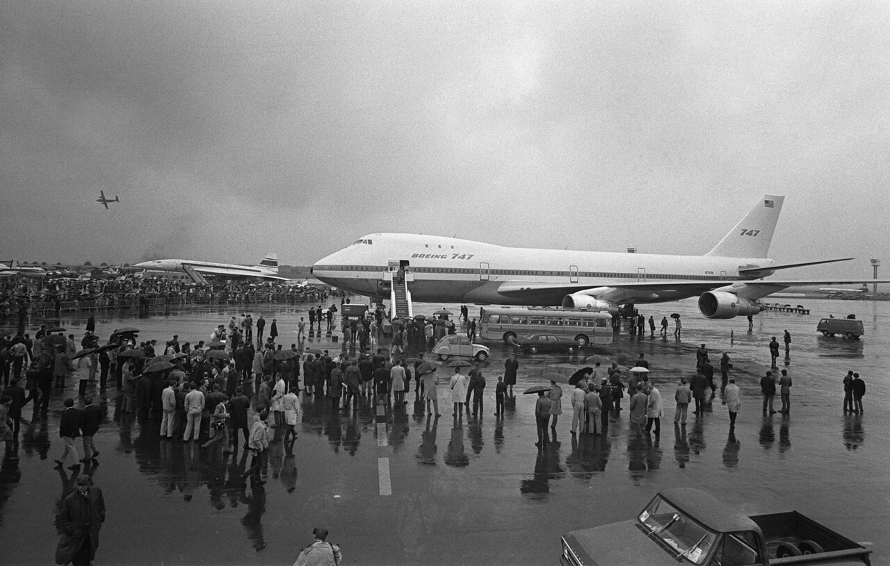 Компания Boeing завершила сборку последнего самолета модели 747.  Легендарный лайнер с горбом появился в 1969 году — и стал символом массовой  авиации Джон Макклейн взрывал его в «Крепком орешке», а Барак Обама