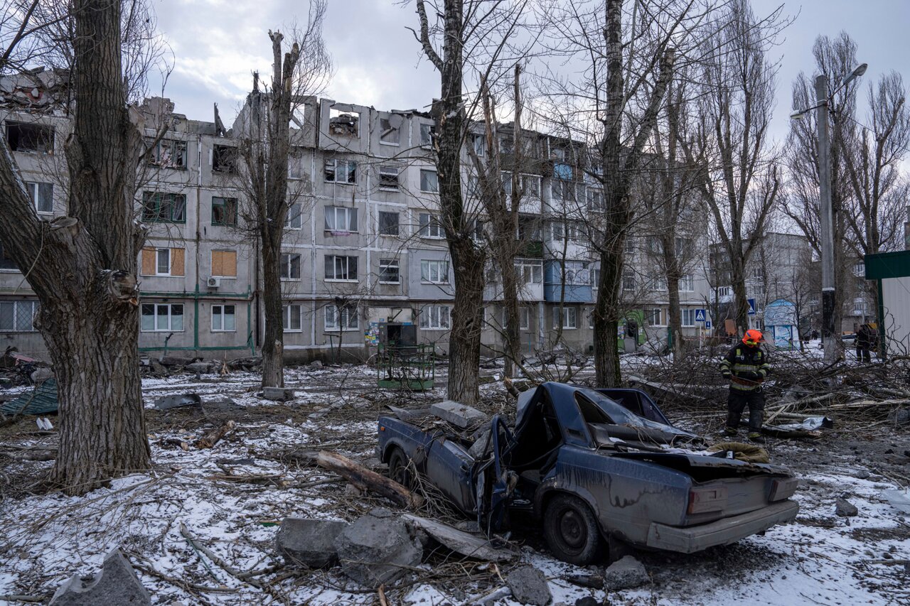 Российские войска обстреляли жилой район Покровска. Один из домов разрушен,  погибли трое мирных жителей Триста пятьдесят седьмой день войны. Фотографии  — Meduza