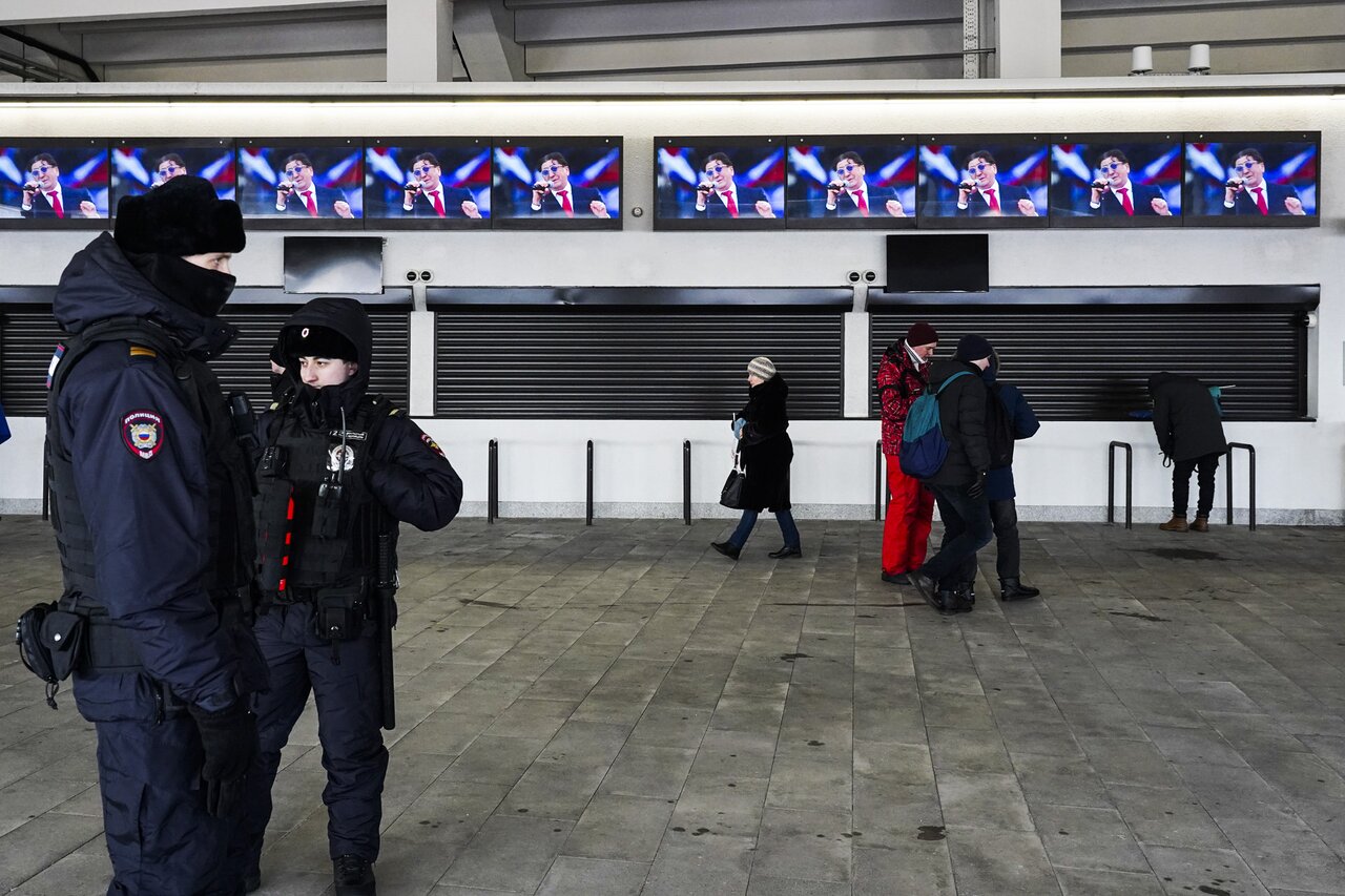 Ехали в Москву, чтобы три часа греться в туалете» «Медуза» побывала на  митинге-концерте в «Лужниках». Вот как российские власти отмечали годовщину  начала войны с Украиной — Meduza