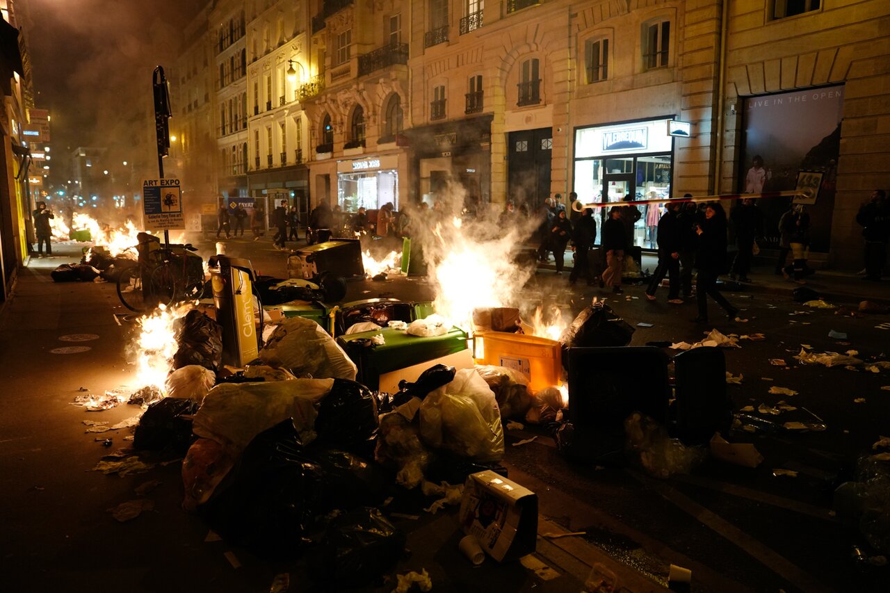 В Париже уже 10 дней практически не вывозят мусор. Мусорщики вместе со всей  страной протестуют из-за пенсионной реформы Фотографии — Meduza