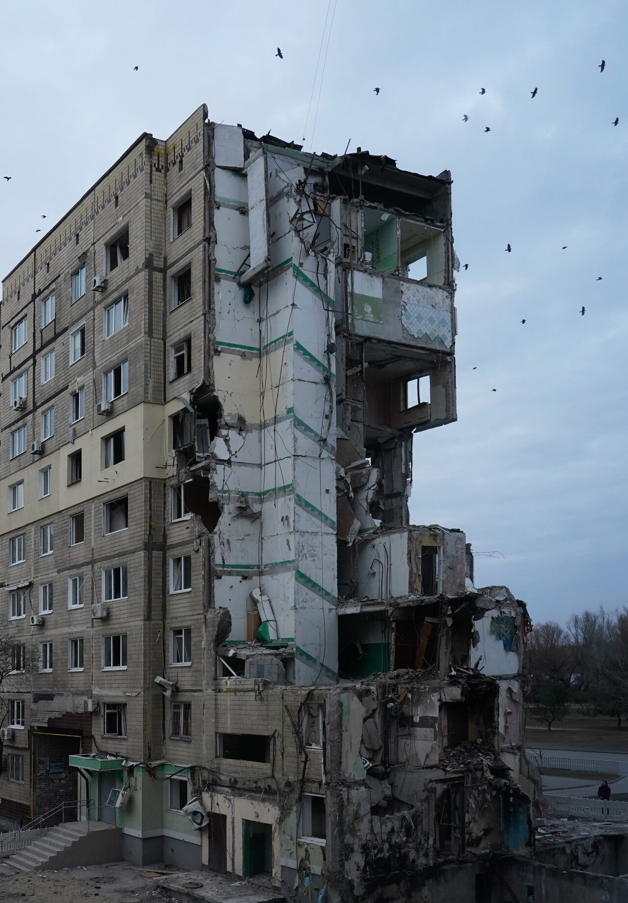 Дом № 118 на набережной Победы В январе 2023 года российская ракета  разрушила два подъезда девятиэтажки в Днепре. 46 человек погибли, больше 80  были ранены. «Медуза» сфотографировала то, что осталось от их