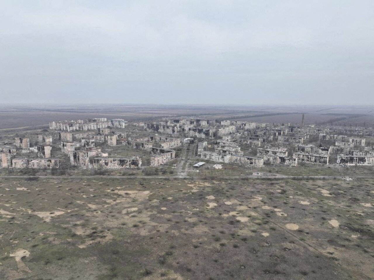 Прифронтовая Авдеевка — под постоянными обстрелами. В городе не осталось ни  одного уцелевшего здания, его сравнивают с «местностью из  постапокалиптических фильмов» Триста девяносто шестой день войны.  Фотографии — Meduza