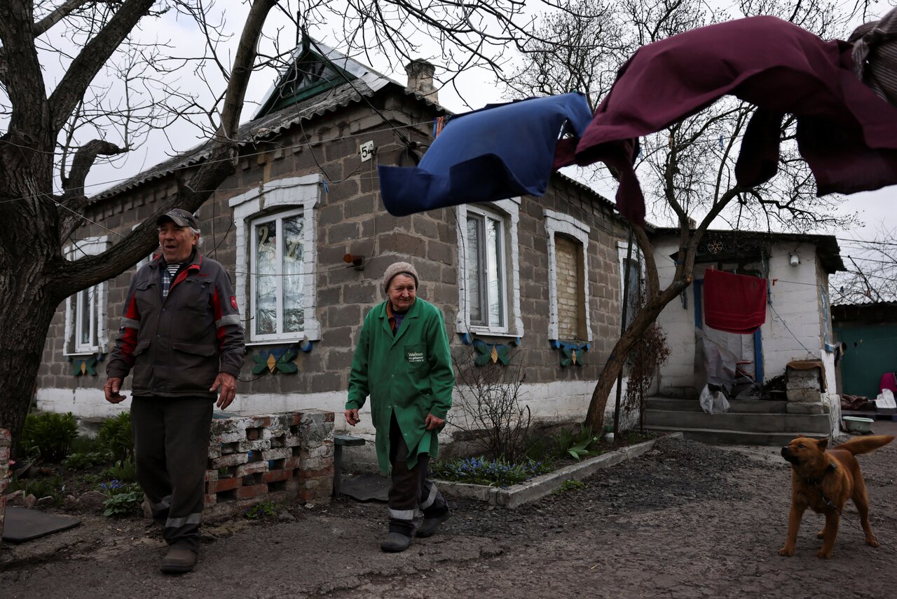 Самая горячая точка войны в конце марта 2023 года — это Авдеевка. Вот как  живут люди в селе, которое находится рядом с этим городом — и линией фронта  Триста девяносто восьмой день