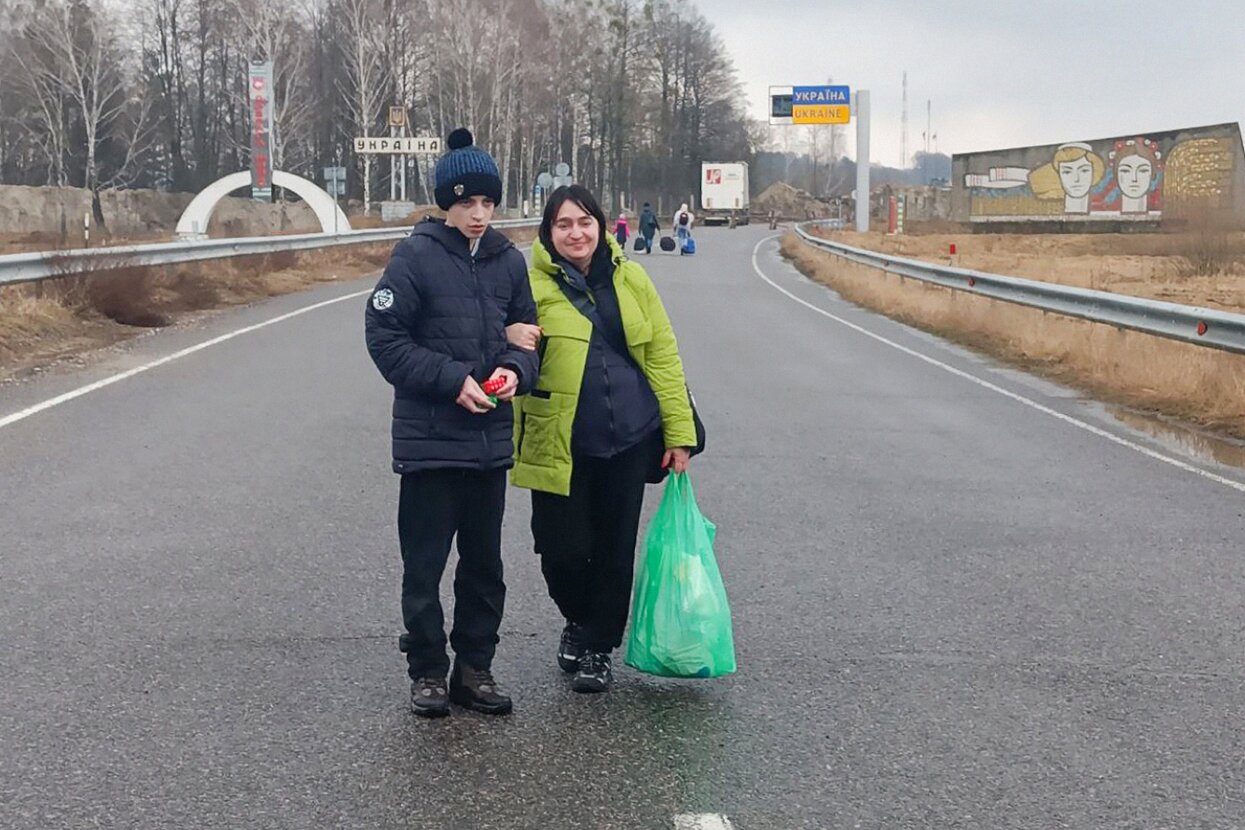 Дети начнут нормально общаться недели через три. Правда, мой не сможет  сказать ни слова» Осенью 2022-го российские власти вывезли из Херсона в Крым  подростка с аутизмом. «Верстка» рассказывает, как спустя восемь месяцев