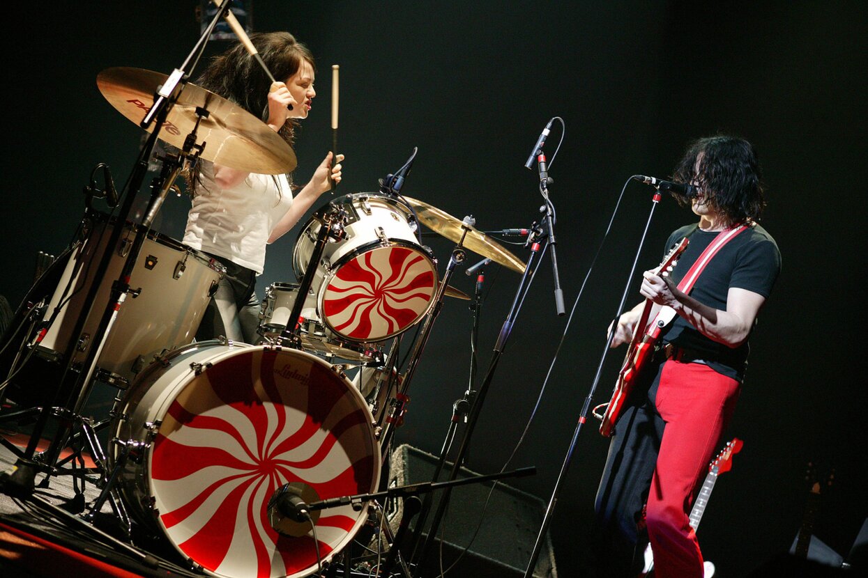 Альбому The White Stripes «Elephant» 20 лет. В нем вышла «Seven Nation Army»  Из чего состоит эта песня? И почему самые разные музыкальные издания  называют ее «главной в XXI веке»? — Meduza