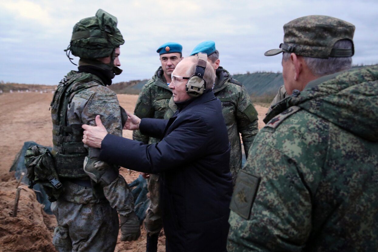 Помните, как Путин обещал, что воевать с Украиной будут «только  профессиональные военные»? Спустя год Россия закрывает границы для мужчин,  которые годятся для фронта Цепочка (лживых) заявлений президента и  Минобороны ...