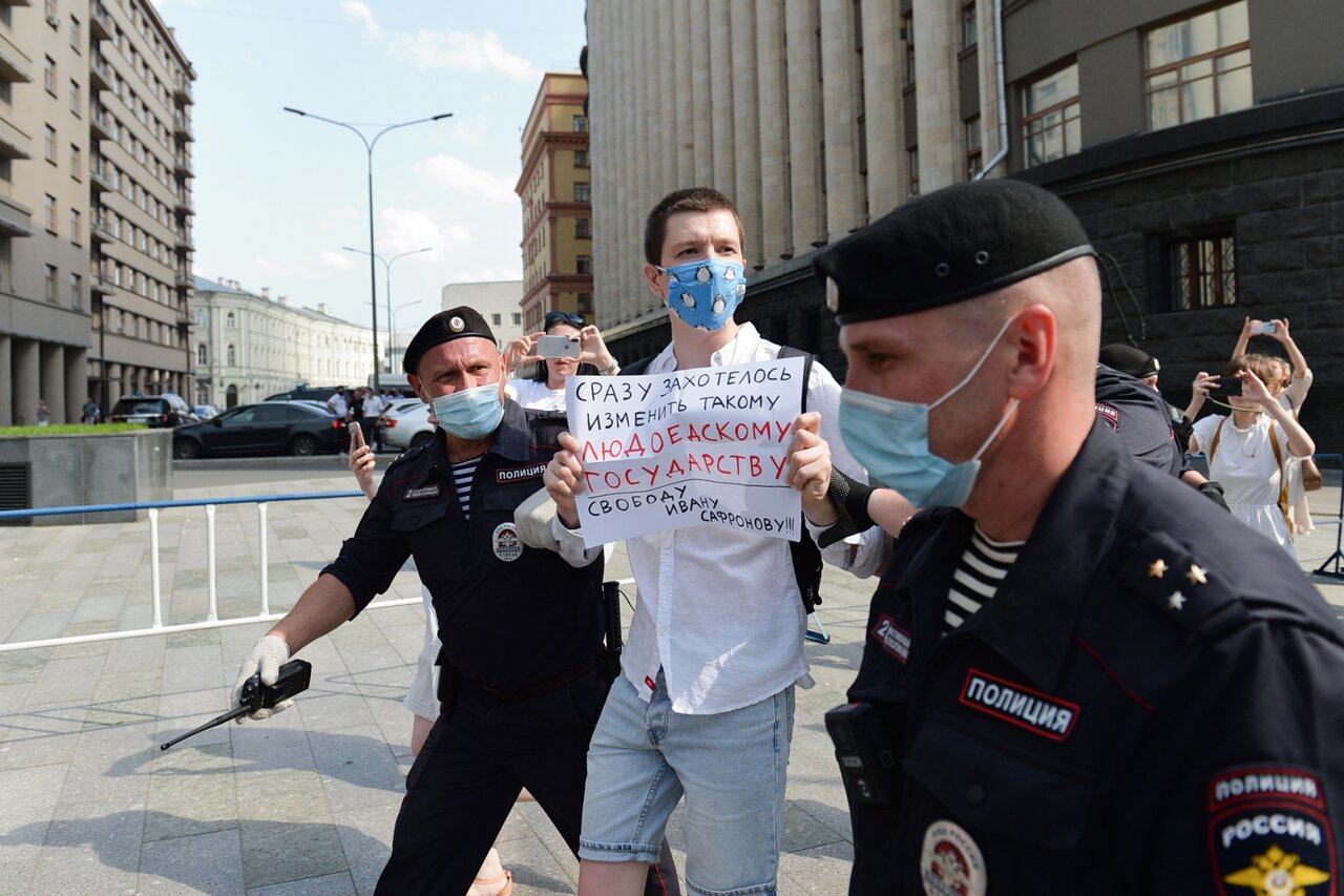 В России будут давать пожизненный срок за госизмену. Почему это  преступление считается страшнее даже убийства? Выпуск рассылки «Сигнал» на  «Медузе» — Meduza