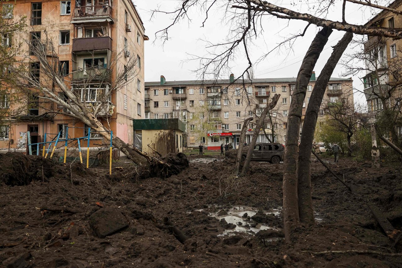 Российские власти утверждают, что бомбят в Украине «только военные  объекты». Посмотрите на один из них — жилой дом в Славянске, где погиб  двухлетний ребенок Четыреста пятнадцатый день войны. Фотографии — Meduza