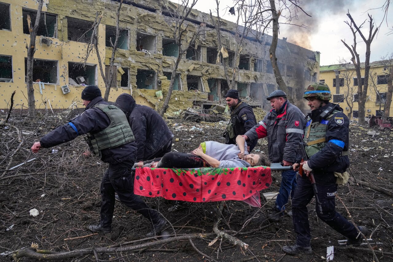 Главная фотография года — из мариупольского роддома, который разбомбила  российская армия Этот снимок сделал Евгений Малолетка. Он получил самую  престижную премию World Press Photo — Meduza