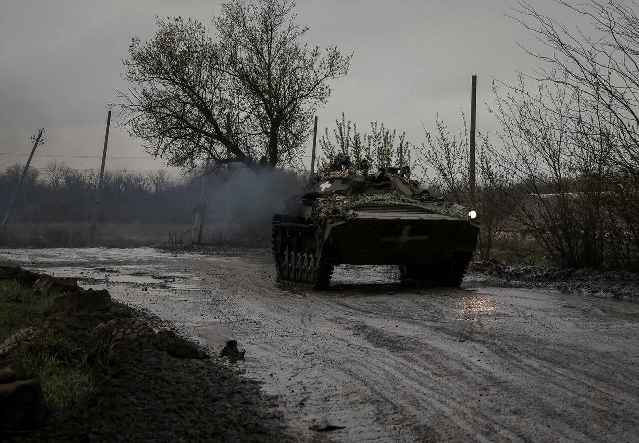 В ходе войны Украина захватила у России сотни танков и бронетранспортеров.  В Донецкой области трофейную технику ремонтируют и отправляют на фронт  Четыреста двадцать второй день войны. Фотографии — Meduza