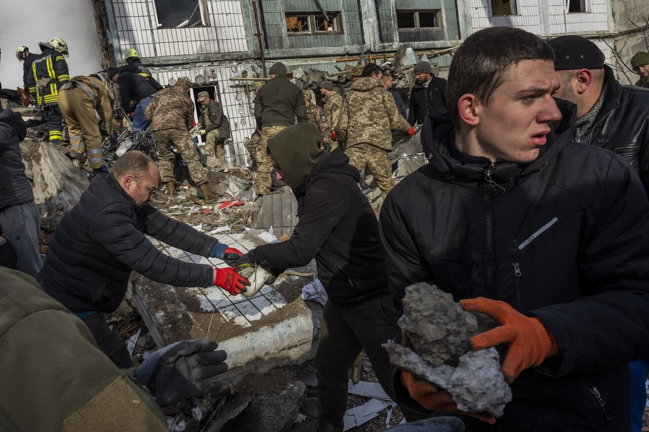 В девятиэтажный дом в Умани попала российская ракета. Погибли 23 человека.  Минобороны РФ: «Цель удара достигнута» Четыреста двадцать девятый день  войны. Фотографии — Meduza