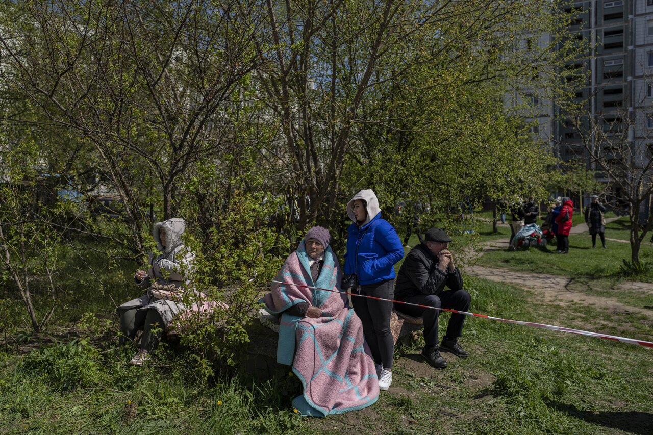 В девятиэтажный дом в Умани попала российская ракета. Погибли 23 человека.  Минобороны РФ: «Цель удара достигнута» Четыреста двадцать девятый день  войны. Фотографии — Meduza