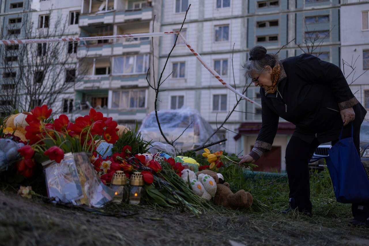 Спасатели завершили разборы у разрушенного дома в Умани. Жители города  несут к месту трагедии цветы и игрушки — в память о погибших детях  Четыреста тридцатый день войны. Фотографии — Meduza