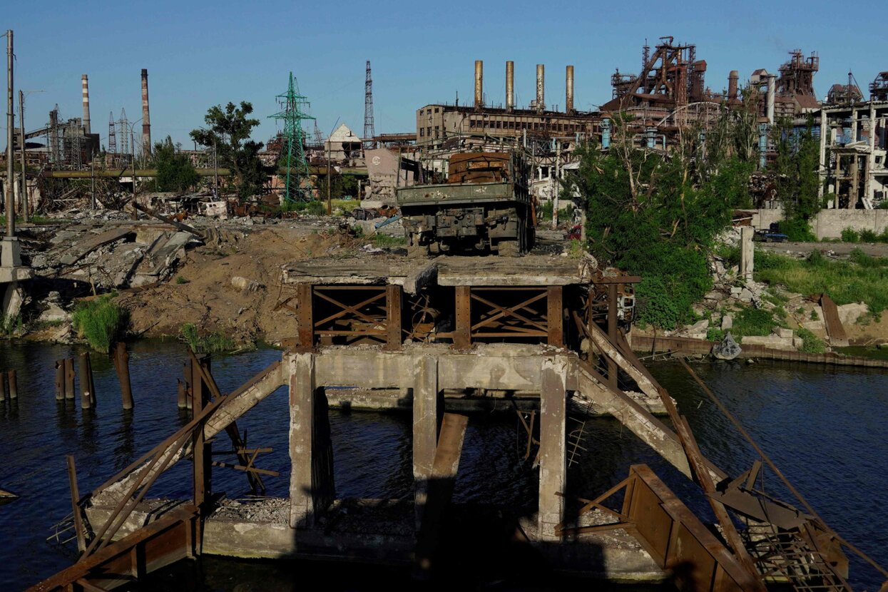 Год назад Россия оккупировала Мариуполь. Защитники «Азовстали» попали в  плен. Вместе с ними захватили и горожан, укрывавшихся на заводе Мариупольцы  до сих пор ищут родных — и пытаются оправиться от пережитого — Meduza