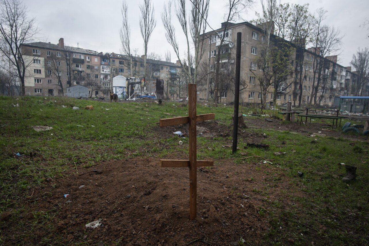 Бахмут. Пригожин утверждает, что город полностью захвачен, Минобороны  Украины признает: ситуация — «критическая» Больше 10 месяцев боев — в  фотографиях — Meduza