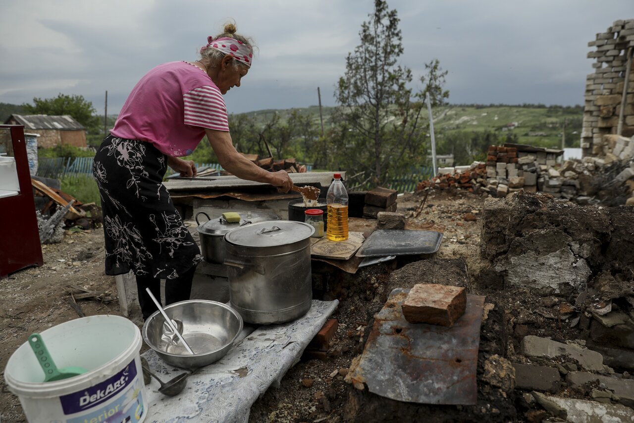 Сбитый дрон над Киевом. Полевой госпиталь ВСУ под Бахмутом. Борьба с  желто-синими скамейками в Омске Четыреста пятьдесят шестой день войны.  Фотографии — Meduza