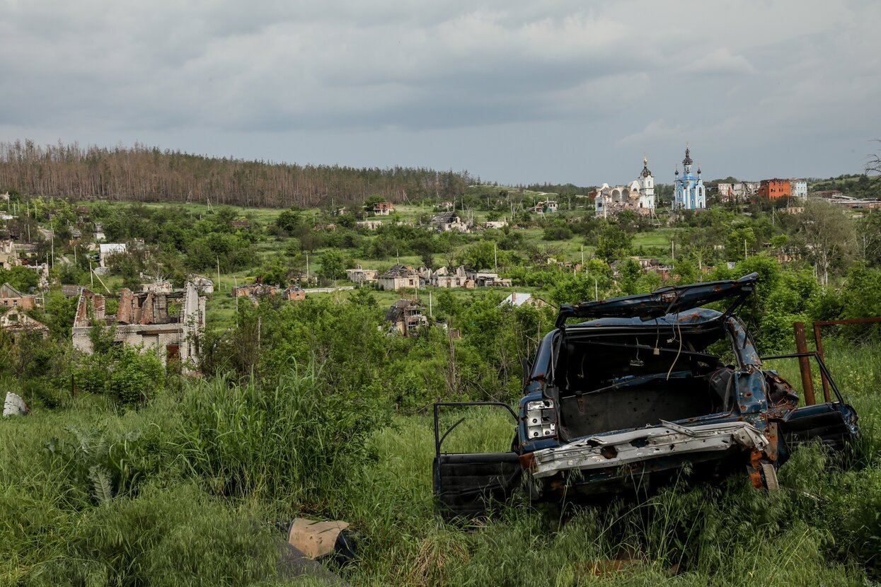 Около года назад жители села Богородичное в Донбассе эвакуировались,  спасаясь от обстрелов и боев. Теперь некоторые из них вернулись в свои разрушенные  дома Четыреста пятьдесят восьмой день войны. Фотографии — Meduza