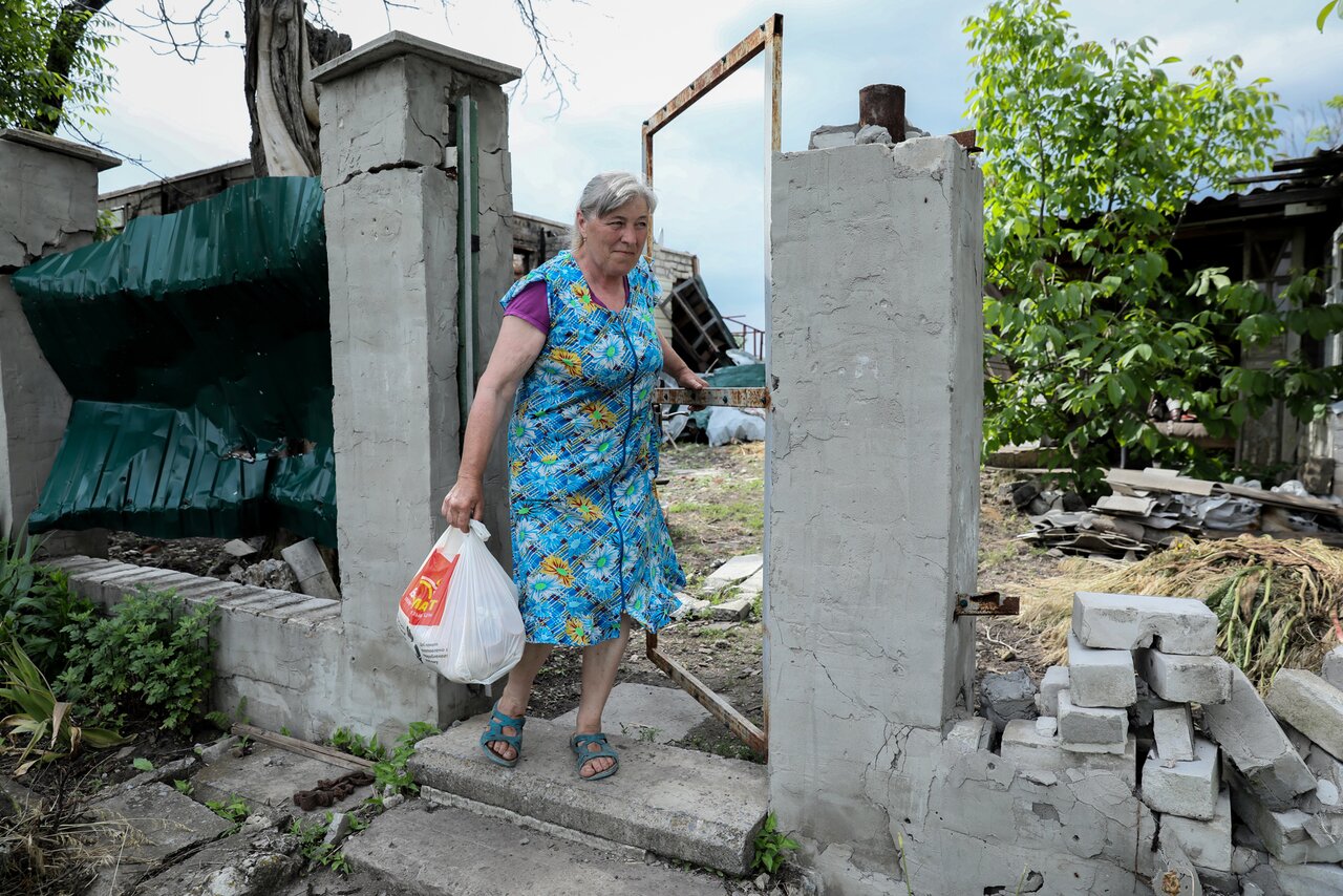 Около года назад жители села Богородичное в Донбассе эвакуировались,  спасаясь от обстрелов и боев. Теперь некоторые из них вернулись в свои  разрушенные дома Четыреста пятьдесят восьмой день войны. Фотографии — Meduza