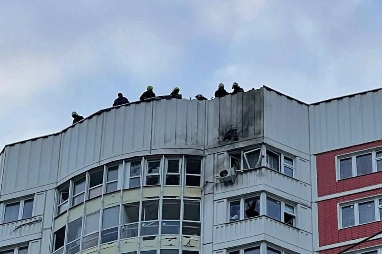 Беспилотники падают на жилые многоэтажки. В небе — разрывы ракет ПВО  Посмотрите, каким было утро 30 мая в Москве и Подмосковье — Meduza